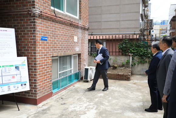 이원재 국토교통부 제1차관과 이한준 LH 사장이 지난달 31일 신림동 반지하 매입임대 현장을 방문해 침수방지시설 설치 상황 등을 점검했다. ⓒ 연합뉴스