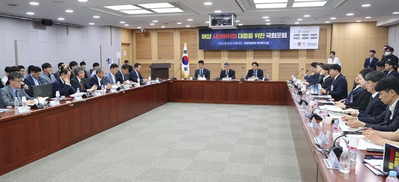 7일 국회의사당 의원회관에서 해양 사이버 위협에 대한 전략적 대응 방안을 주제로 신정훈 국회의원 등 민관학계 관계자 참여해 토론을 하고 있다. ⓒ 해양경찰청