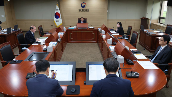 김효재 방송통신위원장 직무대행을 비롯한 방통위원들이 7일 과천 방송통신위원회에서 열린 전체회의에 참석해 있다. ⓒ 연합뉴스