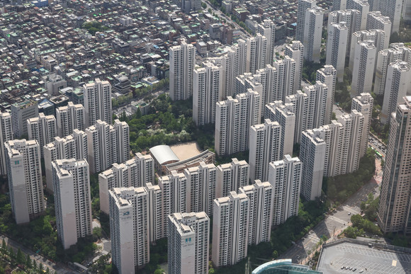 서울 송파구 롯데월드타워 전망대 서울스카이에서 바라본 서울 시내 아파트. ⓒ 연합뉴스