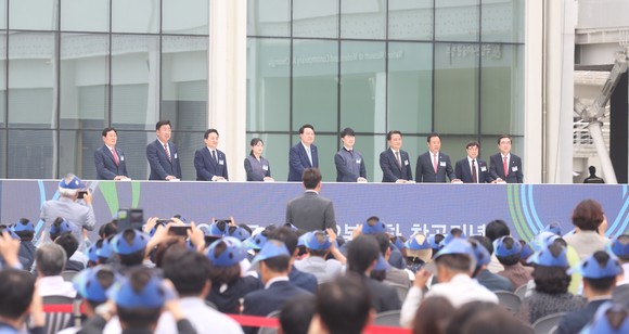 윤석열 대통령은 7일 청주시 문화제조창 중앙잔디광장에서 경부고속철도 중심 구간 평택~오송 2복선화 400km/h 상용화 기반시설 구축을 기념하는 행사로 사업 착공식을 개최했다. ⓒ 청주시