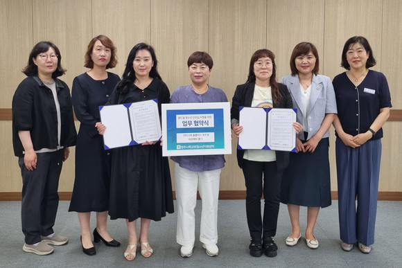 영주시 학교밖청소년지원센터에서 꿈드림 청소년 인턴십 업무협약 기념사진을 촬영하고 있다. ⓒ 영주시