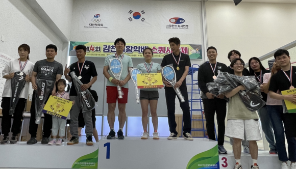 김천황악배 스쿼시대회 입상자들이 기념 촬영을 하고 있다. ⓒ 김천시