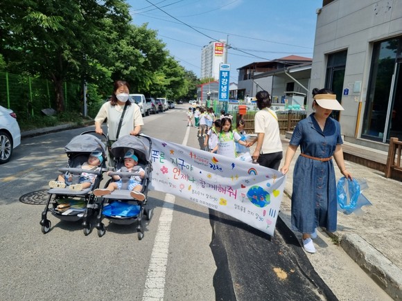김천시 아포어린이집 원아들이 어린이집 주변의 불법 쓰레기와 광고물을 수거하는 캠페인을 실시하고 있다.ⓒ 김천시