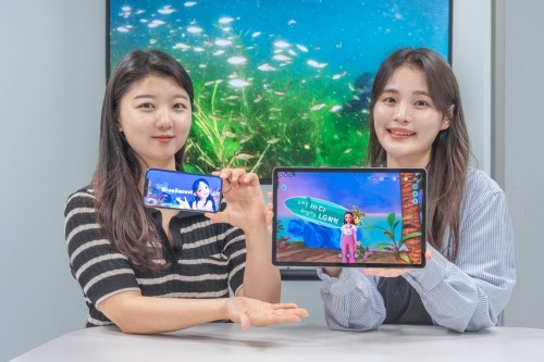 LG화학 직원들이 메타버스를 구현한 잘피 바다숲을 보여주고 있다. ⓒ LG화학