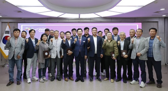 박경귀 아산시장이 지난 7일 시청 상황실에서 열린 6월 아산시주민자치연합회 월례 회의를 개최 후 기념촬영을 하고 있다. ⓒ 아산시