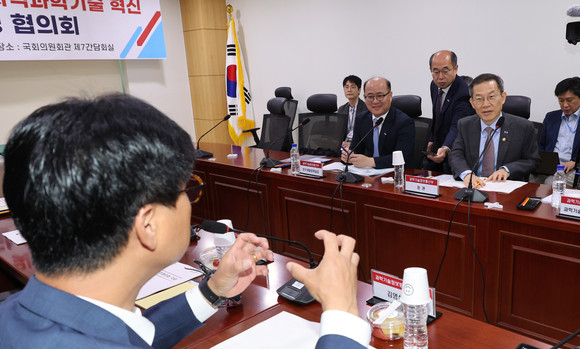 이종호 과학기술정보통신부 장관(오른쪽)과 김영식 국민의힘 의원이 8일 오전 서울 여의도 국회 의원회관에서 열린 '차세대 원자로 및 지역과학기술 혁신' 실무 당정협의회에서 이야기를 나누고 있다. ⓒ 연합뉴스