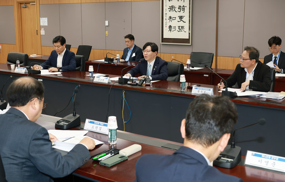 금융위원회가 만기연장·상황유예 연착륙 점검 회의를 8일 개최했다. ⓒ 금융위원회