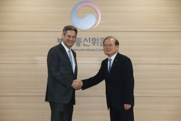 이상인 방송통신위원회 상임위원(오른쪽)이 조엘 캐플란 메타 플랫폼 글로벌 정책총괄 부사장과 만나 이용자 보호를 위한 정책 강화를 당부했다. ⓒ 방송통신위원회