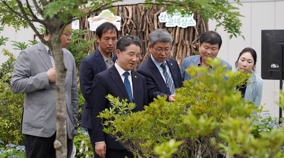 남성현 산림청장(왼쪽 두번째)이 9일 경기도 수원시 영통구 수원컨벤션센터에서 열린 '2023년 K-농산어촌 한마당' 개막 행사에 참석해 자생식물을 활용한 치유정원홍보관을 둘러보고 있다. ⓒ 산림청