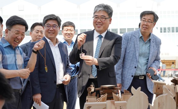 임상섭(오른쪽 두번째) 산림청 차장이 10일 전남 순천시 순천만가든마켓에서 열린 '2023 목재문화페스티벌'에서 목재 체험장을 둘러보고 있다. ⓒ 산림청