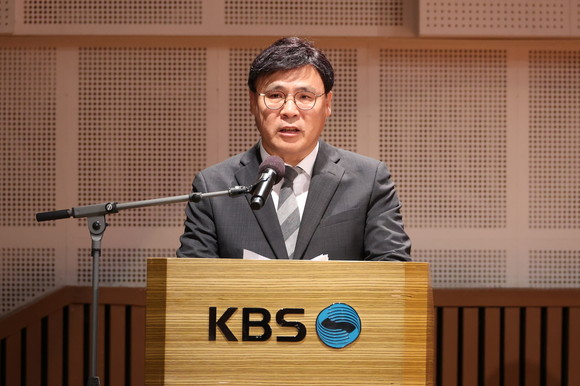 김의철 KBS 사장이 지난 8일 서울 여의도 KBS 아트홀에서 수신료 분리 징수 권고와 관련한 KBS의 입장과 대응 방안을 밝히는 기자회견을 하고 있다. ⓒ 연합뉴스