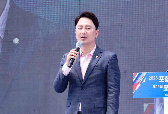 지난 10일 포항종합운동장에서 열린 포항시민의날 행사에서 축하인사를 하고 있는 김병욱 의원 모습. =김진호 기자
