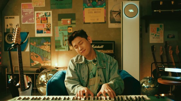 크러쉬가 작사·작곡에 참여한 뮤직비디오 '내심. 바람'의 한 장면. ⓒ LG전자