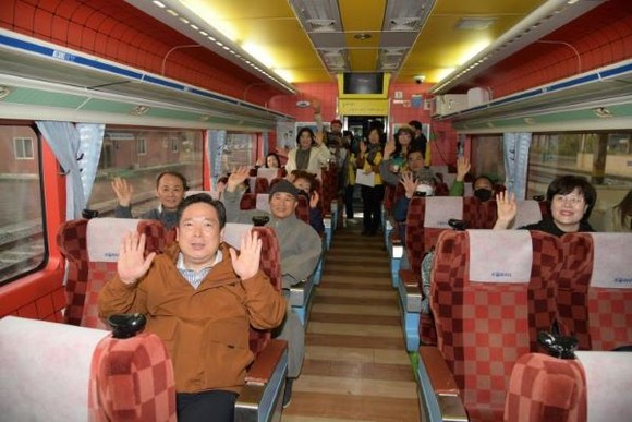 지난 4월13일 오전 효도열차에 올라탄 김병내 남구청장과 남구민들이 열차 출발에 맞춰 손을 흔들며 인사하고 있다. ⓒ 광주광역시 남구청