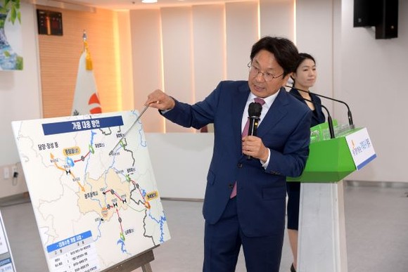 강기정 광주광역시장이 12일 오전 시청 중회의실에서 '가뭄‧홍수‧폭염 안심도시 광주추진계획'을 발표하고 있다. ⓒ 광주광역시