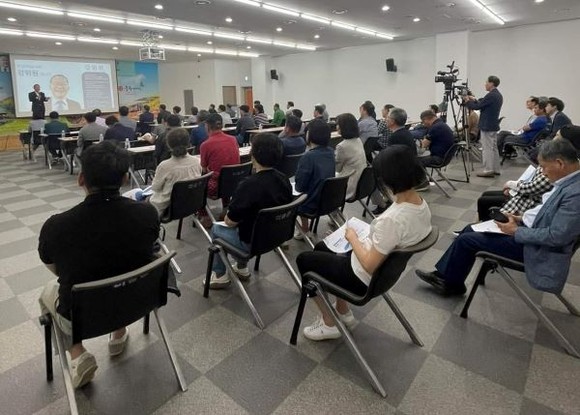 함평지역발전연구원은 10일 강위원 자치와복지연구원 원장을 초청, '농촌 기본소득과 정치방정식'을 주제로 강연회를 개최했다. ⓒ 함평지역발전연구원