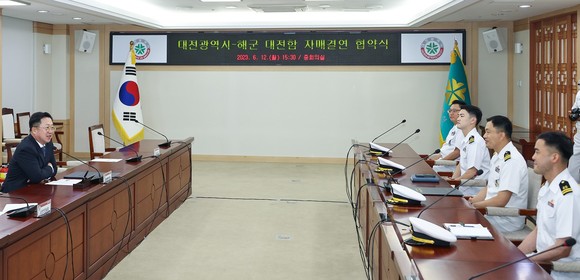 12일 대전시청에서 이장우 대전시장과 해군 대전함 류계현 함장이 참석한 가운 대전함과 자매결연을 체결하고 있다. ⓒ 대전시