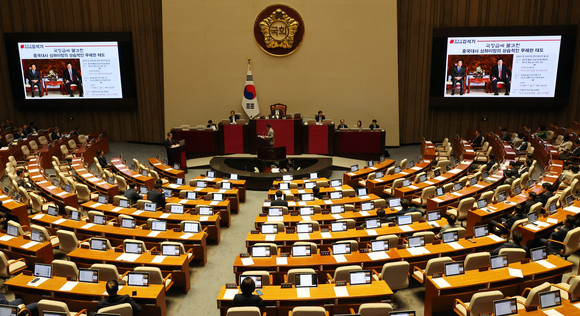 12일 국회 본회의에서 국민의힘 김석기 의원의 대정부 질문 때 민주당 이재명 대표와 주한중국대사의 회동 화면이 나오고 있다. ⓒ 연합뉴스