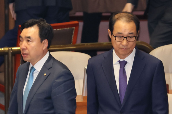 무소속 윤관석·이성만 의원이 12일 오후 열린 국회 본회의에서 체포동의안 표결 결과를 기다리고 있다. 두 의원에 대한 체포동의안은 부결됐다. ⓒ 연합뉴스