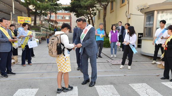 최원철 시장은 지난 12일 신월초등학교 앞 어린이보호구역에서 '민관 합동 어린이 교통안전캠페인'을 개최했다. ⓒ 공주시