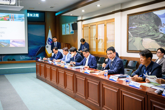 남해군이 해저터널 발전전략수립 용역 최종 보고회를 개최하고 있다. ⓒ 남해군