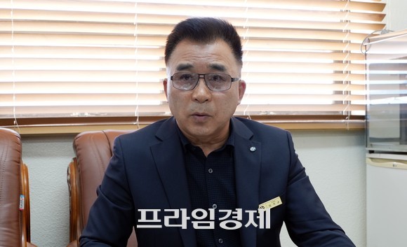 임석균 조합장이 13일 상인회 사무실에 들어가 상인들 목소리를 청취하고 있다. ⓒ 프라임경제