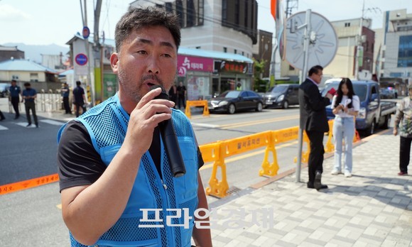 13일 대천항수산시장상인회(회장 전병현)이 보령수협 앞에서 상인들과 집회를 하고 있다. ⓒ 프라임경제