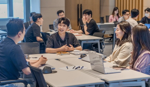 LG화학 임직원들이 '제1회 커리어 위크' 경력개발 워크숍에 참석해 개인 경력개발 방안에 대해 논의하고 있다. ⓒ LG화학