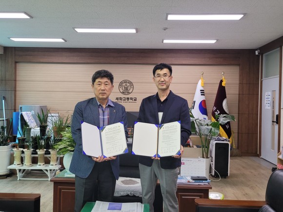 (주)경북무인항공(대표 김철진)과 포항 세화고(교장 이상배)는 12일 세화고내에서 드론(무인항공기) 기술분야 산학협력을 체결했다. = 김진호 기자