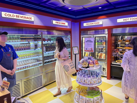 1층은 '굽마트(Goob mart)' 컨셉이다. '고추 바사삭' '피자' 등 굽네 대표 메뉴를 파격적인 할인가에 판매한다. 플레이타운에서만 만나볼 수 있는 시그니처 제품도 진열됐다. = 김수현 기자