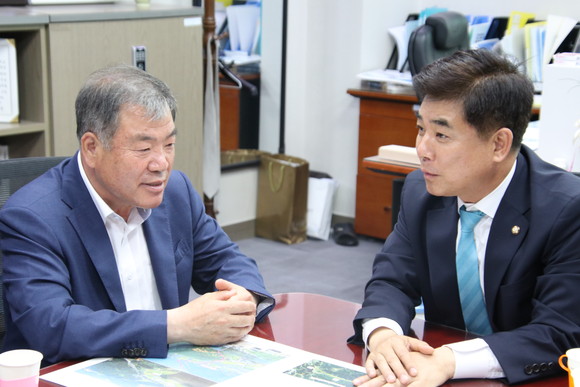 이승화 산청군수가 국회 김병욱 의원에게 사업필요성을 설명하고 있다. ⓒ 산청군