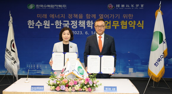 한수원이 14일 경주 The-K호텔에서한국정책학회와 업무협약을 맺었다. 왼쪽부터 김영미 한국정책학회장, 황주호 한수원 사장. ⓒ 한수원본부