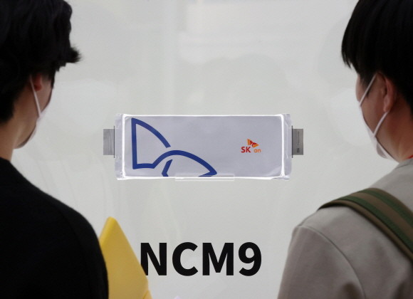 '인터배터리 2022' SK온 부스를 찾은 관람객들이 전시된 NCM9 배터리를 살펴보고 있다. ⓒ 연합뉴스