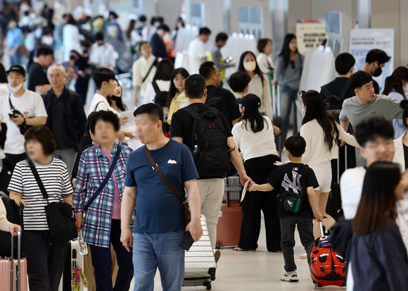지난 5월26일 김포공항 국내선 출발층이 여행객으로 붐비고 있다. ⓒ 연합뉴스