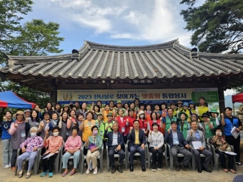 장흥군 부산면 춘정마을에서80여명을 대상으로 단체별 재능기부 통합 봉사활동을 실시했다. ⓒ 전남자원봉사센터