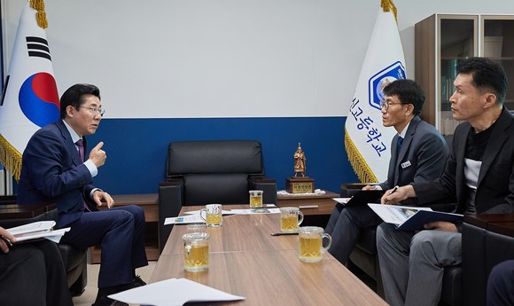 박경귀 아산시장이 지난 14일 올해 개교한 이순신고등학교를 방문해 김태균 교장을 비롯한 학교 관계자들과 만나 대화을 나누고 있다. ⓒ 아산시