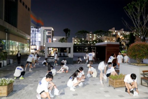 지난 9일 빛고을 런닝 크루 회원들이 동명동 일대에서 플로깅 행사에 참여했다. ⓒ 보해양조