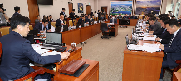 여야가 15일 국토교통위원회 법안소위원회를 열고 재건축 초과이익 환수에 관한 법률 개정안을 심사했지만, 결국 입장 차를 좁히지 못하면서 처리가 불발됐다. ⓒ 연합뉴스.
