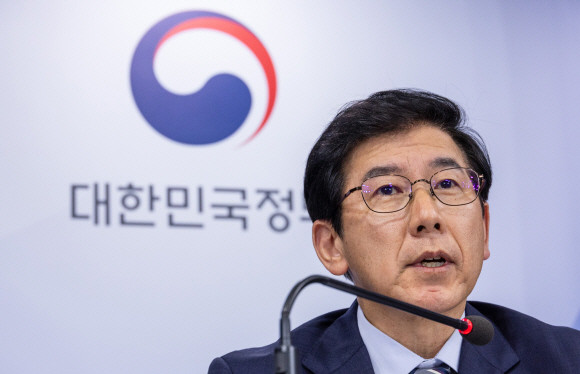 최상대 기획재정부 2차관이 16일 오전 서울 종로구 정부서울청사에서 '2022 공공기관 경영실적 평가결과 및 후속조치' 기자회견을 갖고 있다. ⓒ 연합뉴스
