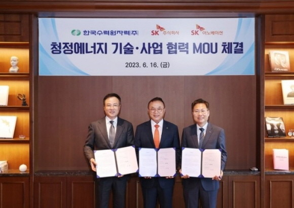 SK, SK이노베이션, 한국수력원자력은 16일 서울 종로구 SK빌딩에서 ‘청정에너지 기술 및 사업 협력’을 위한 업무협약(MOU)을 체결했다. (왼쪽부터) 장동현 SK 부회장, 황주호 한국수력원자력 사장, 강동수 SK이노베이션 포트폴리오 부문장. ⓒ SK