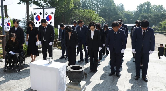 이순열 의장‧김충식 부의장이 충령탑 찾아 참배하고 있다. ⓒ 의회사무국