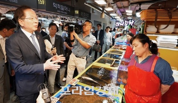 조승환 해양수산부 장관은 16일 인천 소래포구어시장을 방문해 지역 수산업 종사자들의 애로사항 청취 및 현장 소통을 하고있다. ⓒ 프라임경제
