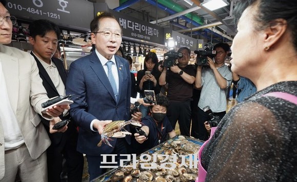 조승환 해양수산부 장관은 16일 인천 소래포구어시장을 방문해 지역 수산업 종사자들의 애로사항 청취 및 현장 소통을 하고있다. ⓒ 프라임경제