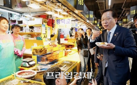 조승환 해양수산부 장관은 16일 인천 소래포구어시장을 방문해 수산물을 시식하고 있다. ⓒ 프라임경제