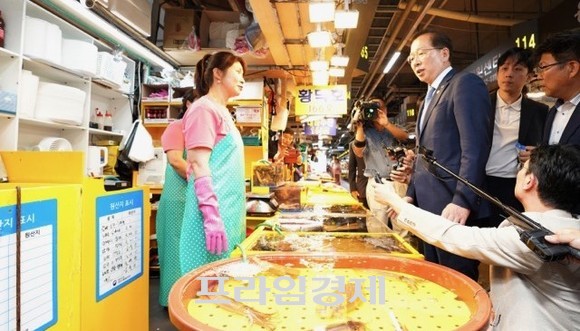 조승환 해양수산부 장관은 16일 인천 소래포구어시장을 방문해 지역 수산업 종사자들의 애로사항 청취 및 현장 소통을 하고있다. ⓒ 프라임경제