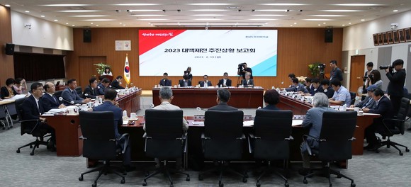 김태흠 지사는19일 도청 대회의실에서 열린 2023 대백제전 추진상황 보고회를 개최하고 있다. ⓒ 충남도