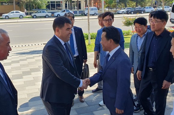 부여군 나망간주 협약 체결 후 현지점검 하고 있는 우즈베키스탄 주지사. ⓒ 부여군