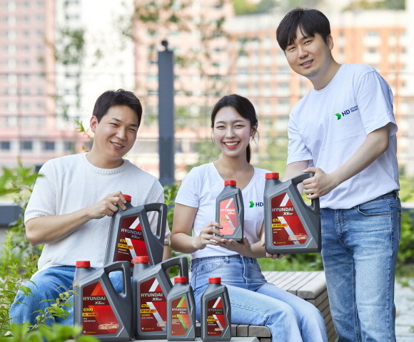HD현대오일뱅크 직원들이 엑스티어(XTeer) 제품군에 도입될 재생 플라스틱 용기를 소개하고 있다. ⓒ HD현대오일뱅크