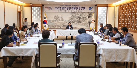 오성환 시장은19일 당진시청 해나루홀에서 2023년 상반기 제6기 당진시 명예감사관 초청 간담회를 개최하고 있다. ⓒ 당진시
